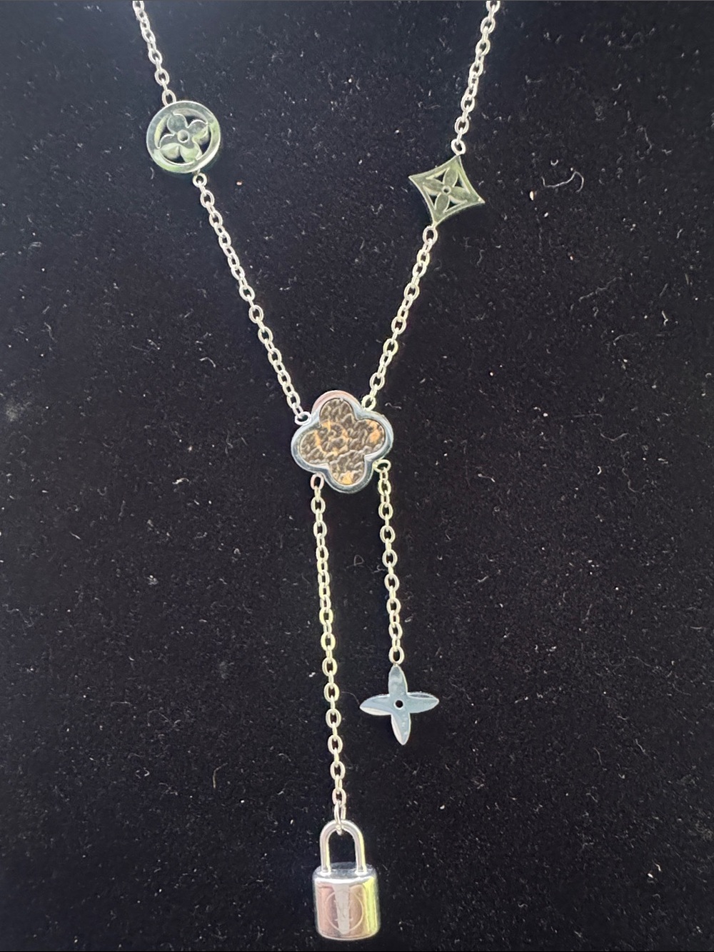 Necklace Delicate silver -Tone Pendant Lariat Necklace - Floral & Lock Accents